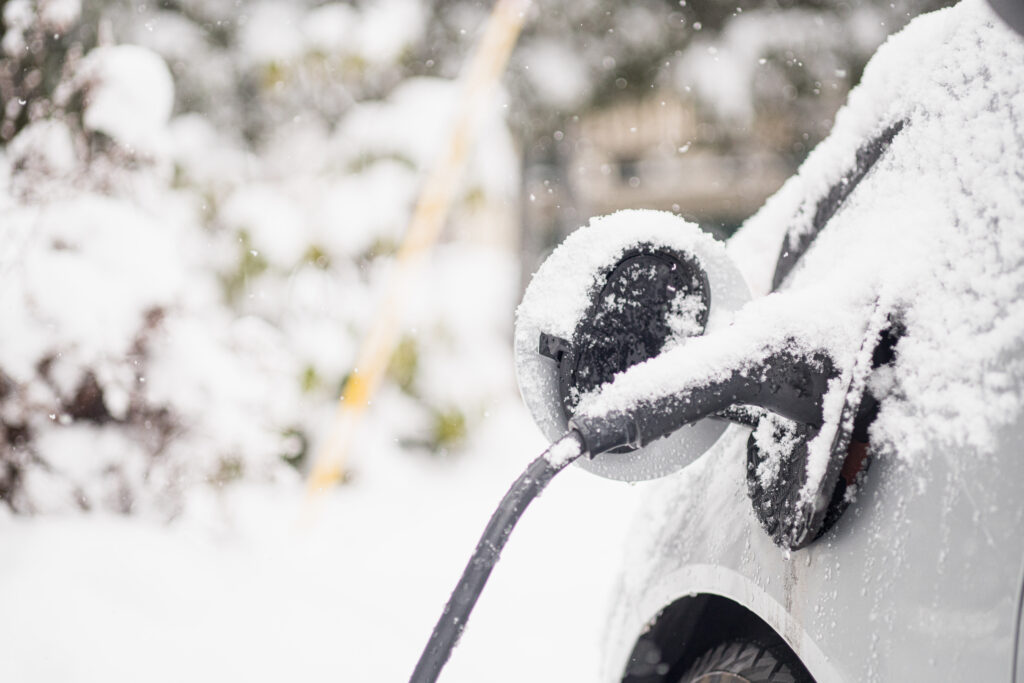 Snow removal of an electric car, Quebec, Spark EV storm day